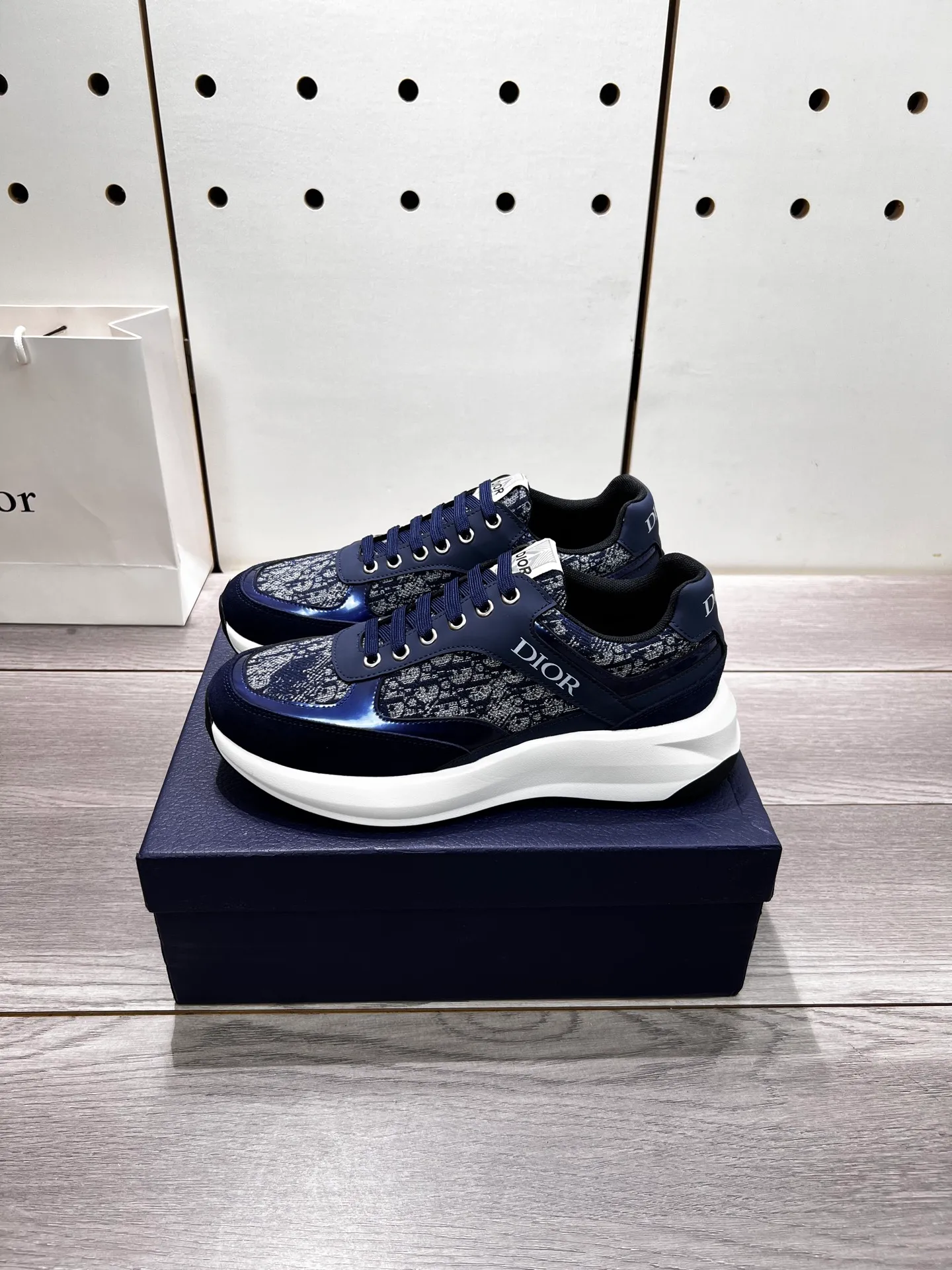 Factory price: 440💰Dior official website new style🎁🎁fashionable casual men's shoes👟, popular style💥simple and elegant version, exclusive for trendy men. Unique official website latest brand elements 👑original decoration, fashionable and generous, imported first-layer cowhide with original fabric✅breathable mesh lining, official website designated wear-resistant casual outsole, counter classic model taken in kind🎬Four colors available, code 38-44. Can be customized 45 non-returnable